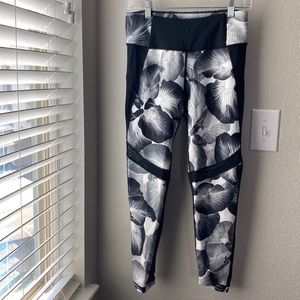 CALIA black & white floral leggings!